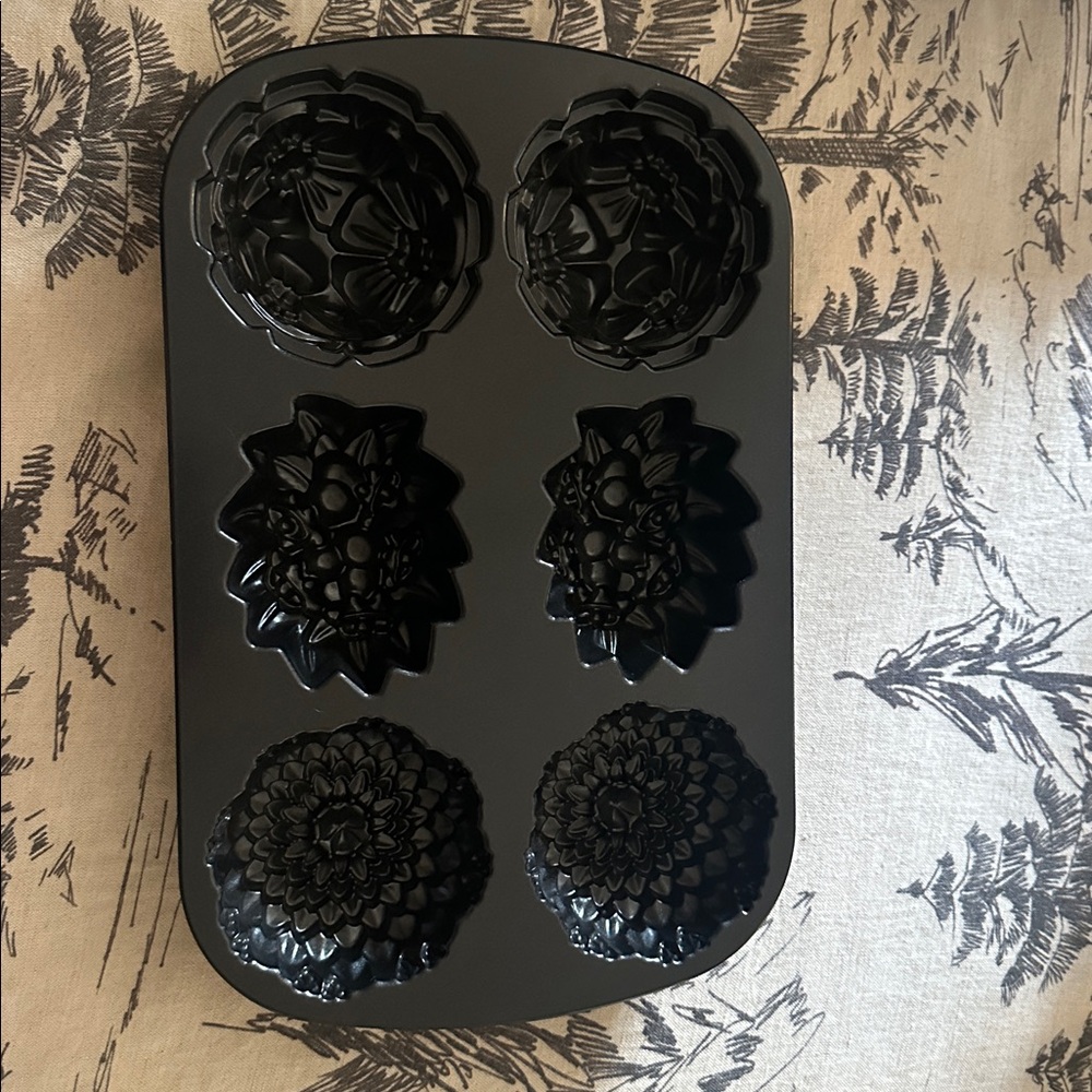 Nordic Ware Floral mini cakes pan - Picture 3 of 3